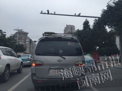 漳州市区南昌路出现“通信”车牌商务车