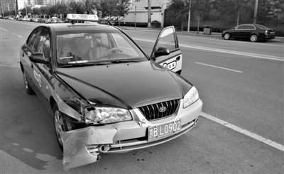 北京的哥遇同牌照“克隆”车 连撞5次将其逼停